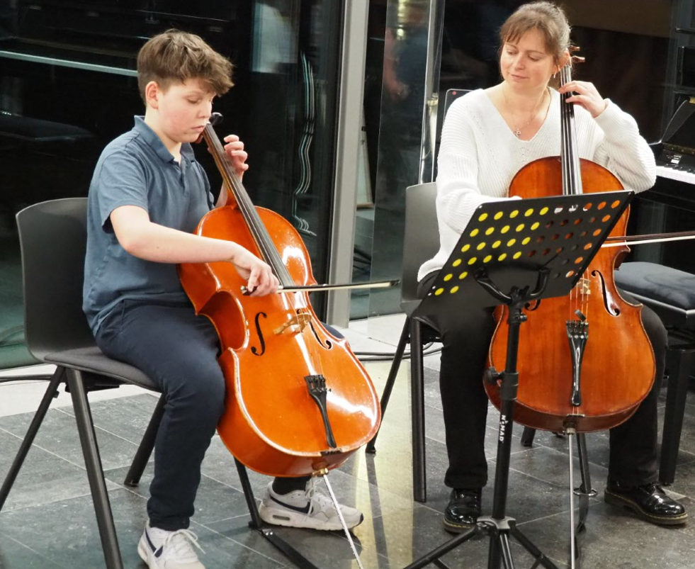 élève jouant du violoncelle